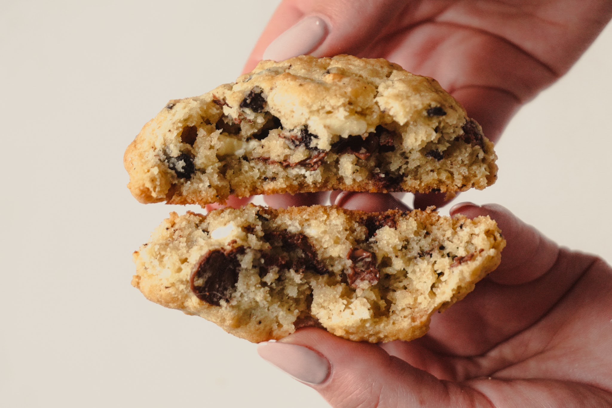 Cookie partida en manos Onna Café